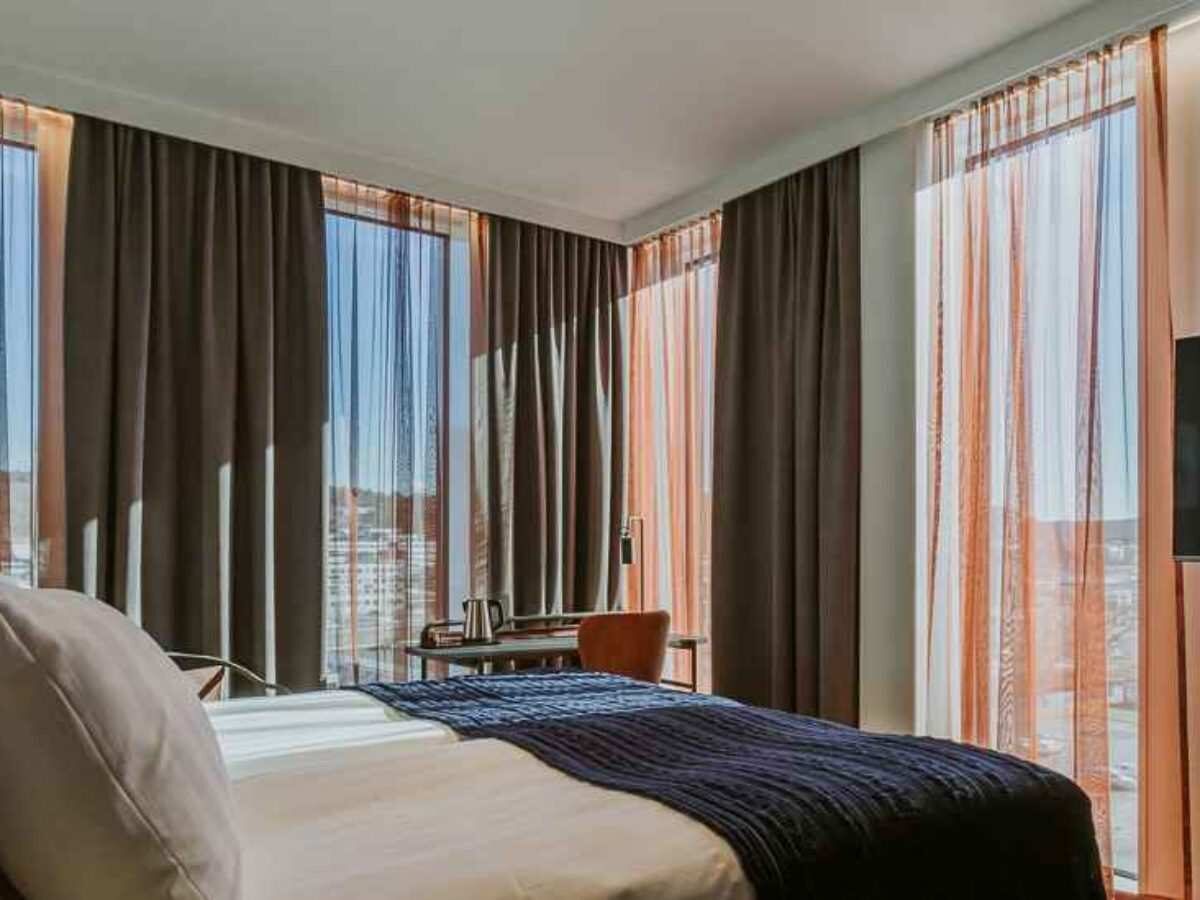 superior-room-bed-interior-tv-quality-hotel-weaver